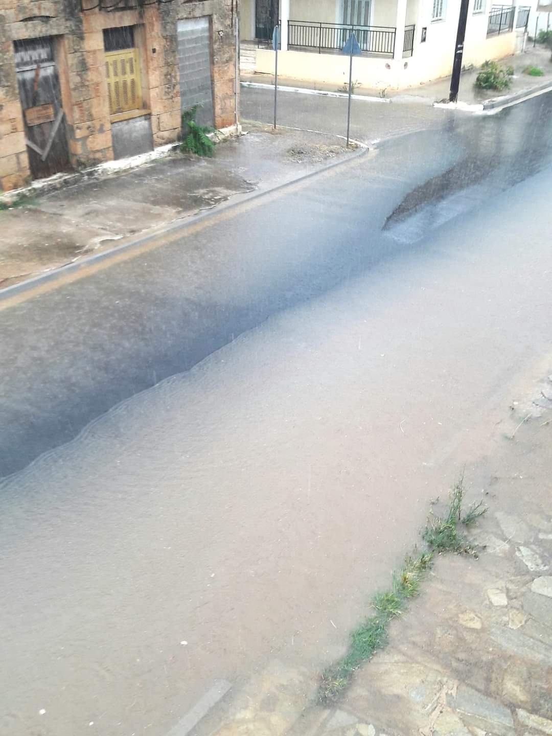 You are currently viewing Πλημμύρες σε πολλούς δρόμους στα Φιλιατρά