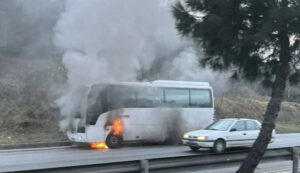Read more about the article Θεσσαλονίκη: Φωτιά σε σχολικό λεωφορείο – Απεγκλωβίστηκαν οι μαθητές