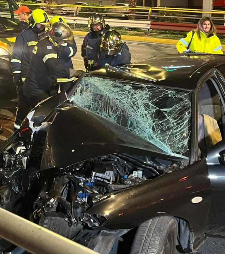 Read more about the article Σε κρίσιμη κατάσταση ο οδηγός μετά το τροχαίο στη Συγγρού – Δείτε βίντεο με το ατύχημα