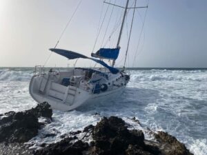 Read more about the article Μυστήριο στη Μαραθόπολη: Ακυβέρνητο σκάφος “ξέρασε” η θάλασσα στα βράχια