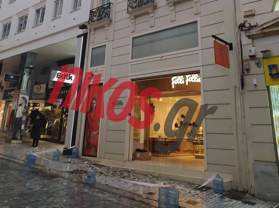 Read more about the article Έπεσε μπαλκόνι και στην Ερμού