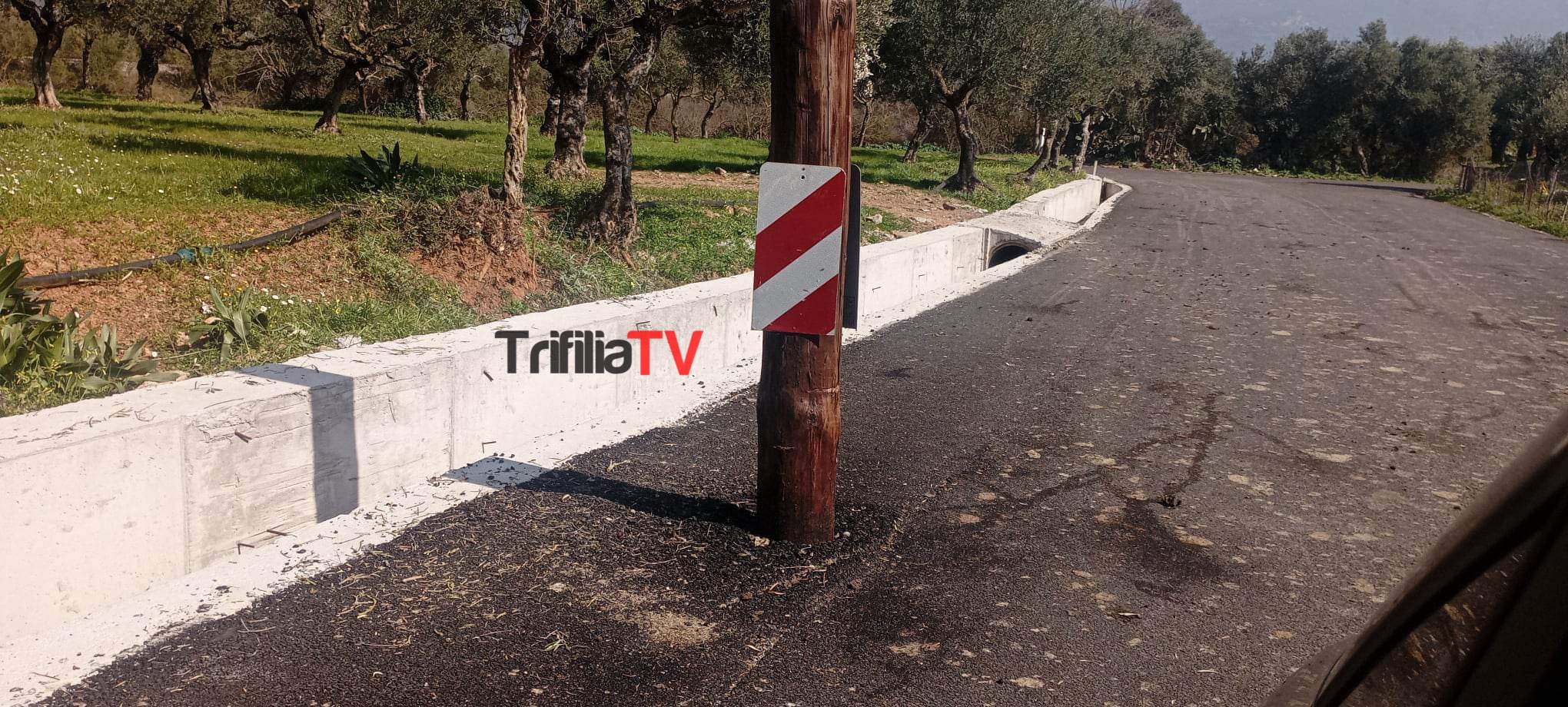 Read more about the article Βαλύρα Μεσσηνίας: Έριξαν άσφαλτο με τη κολώνα της ΔΕΗ στη μέση