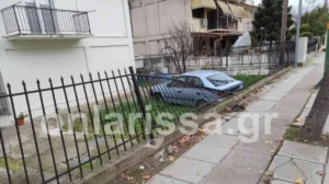Read more about the article Λάρισα: Αυτοκίνητο προσγειώθηκε σε αυλή σπιτιού μετά από τροχαίο (βίντεο)