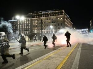 Read more about the article Σιωπηρή διαμαρτυρία στο Σύνταγμα: Χημικά και βία από τα ΜΑΤ τη διέλυσαν
