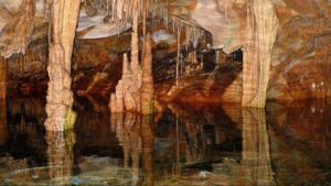 Read more about the article Σπήλαια του Διρού: Οι πύλες του Άδη