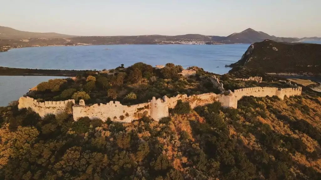 You are currently viewing Κάστρο Πετροχωρίου: Το κάστρο με την ομορφότερη θέα στη Μεσσηνία (video drone)
