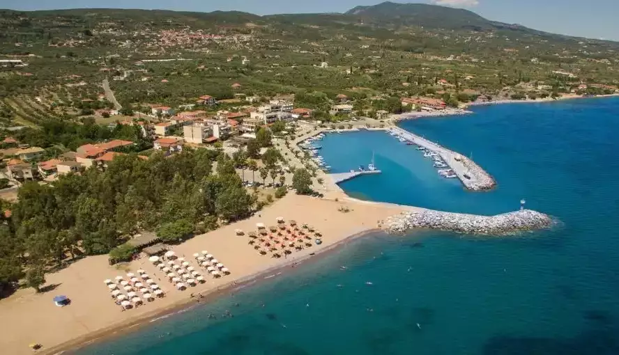 You are currently viewing Ποιό είναι το όμορφο ψαροχώρι της Μεσσηνίας με τις μαγικές παραλίες