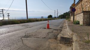 Read more about the article Γαργαλιάνοι: Επικίνδυνος κώνος στη μέση μέση του δρόμου της εισόδου της πόλης