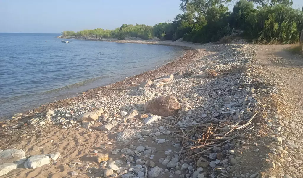 You are currently viewing Μια «θρυλική» παραλία της Μεσσηνίας αναζητά την παλιά της αίγλη