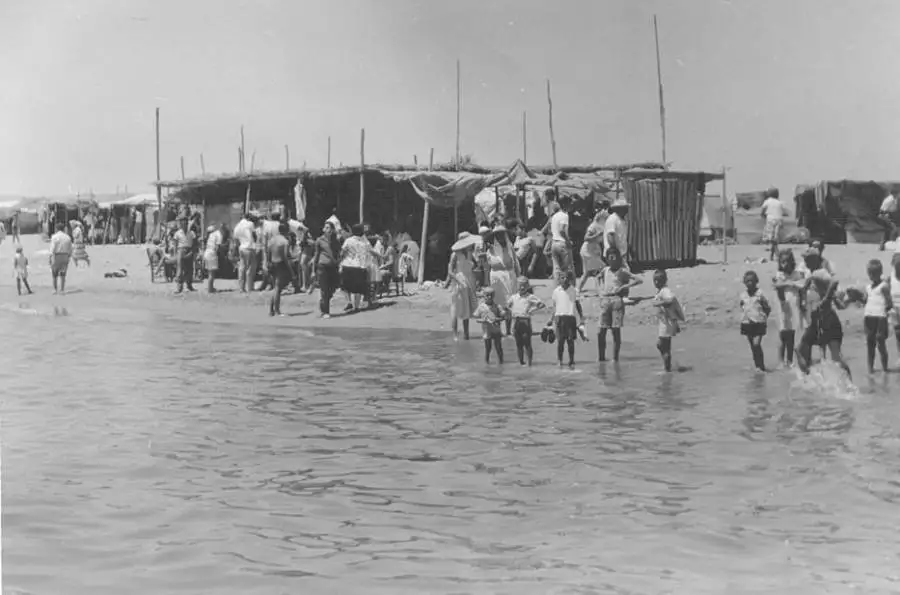 You are currently viewing Μπούκα: Η παραλία όπου στήθηκε το πρώτο κέντρο διασκέδασης σε μια παράγκα