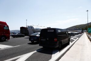 Read more about the article Φιάσκο στην εθνική οδό Αθηνών/Κορίνθου – ο δρόμος έκλεισε για τουλάχιστον 5 ώρες
