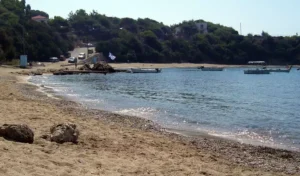 Read more about the article Η πατρίδα του Τέλλου Άγρα και η παραλία με το παραπλανητικό όνομα (βίντεο)