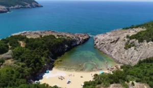 Read more about the article Η μαγική παραλία που μοιάζει με γλώσσα και βρίσκεται κρυμμένη κάπου στη Πυλία