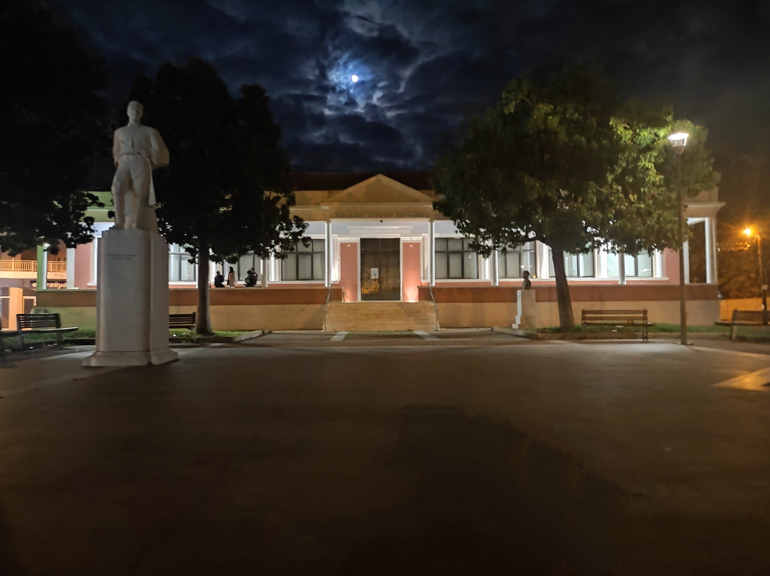 Read more about the article Γαργαλιάνοι: Η όμορφη εικόνα της φωταγωγημένης βιβλιοθήκης