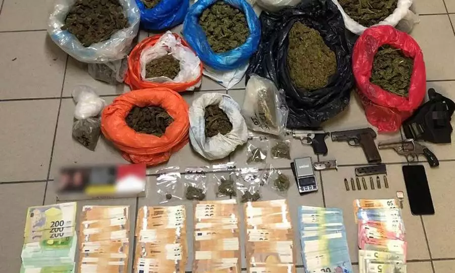 Read more about the article Καλαμάτα: Τους έπιασαν με 40.000 ευρώ και 14 κιλά κάνναβης αξίας 120.000 ευρώ