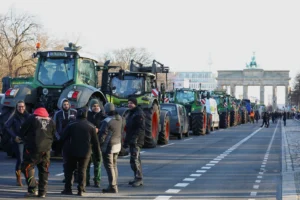 Read more about the article Γερμανία: Οι αγρότες στήνουν μπλόκα με τρακτέρ και παραλύουν τη χώρα