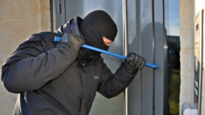 Read more about the article Καλαμάτα: Διέρρηξαν σπίτι και έφυγαν με ρολόγια κάλτσες και… ένα μπουκάλι ουίσκι