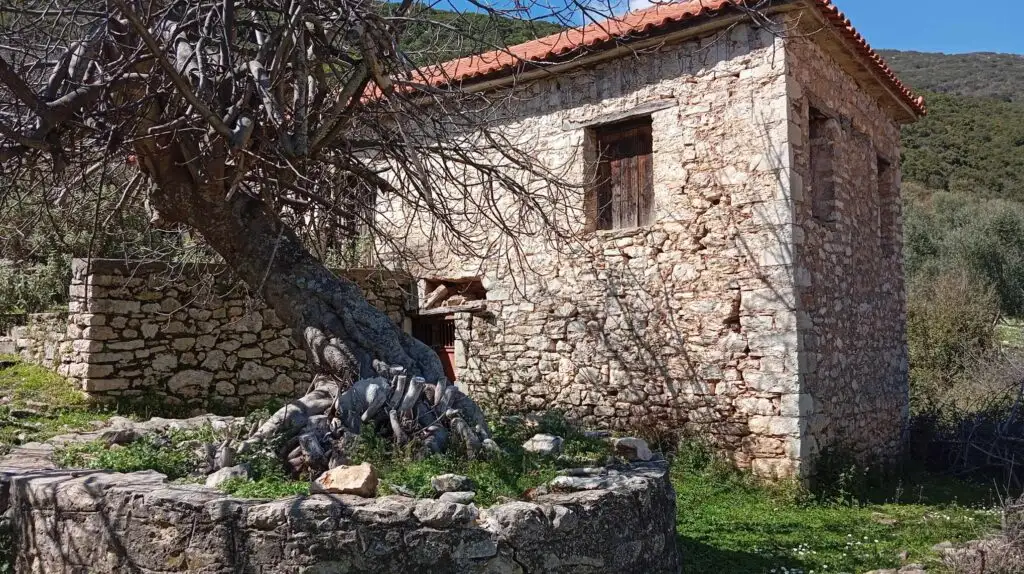 You are currently viewing Δάρας Μεσσηνίας: Ένα ησυχαστήριο κυκλωμένο από την πέτρα και τα πλούσια νερά