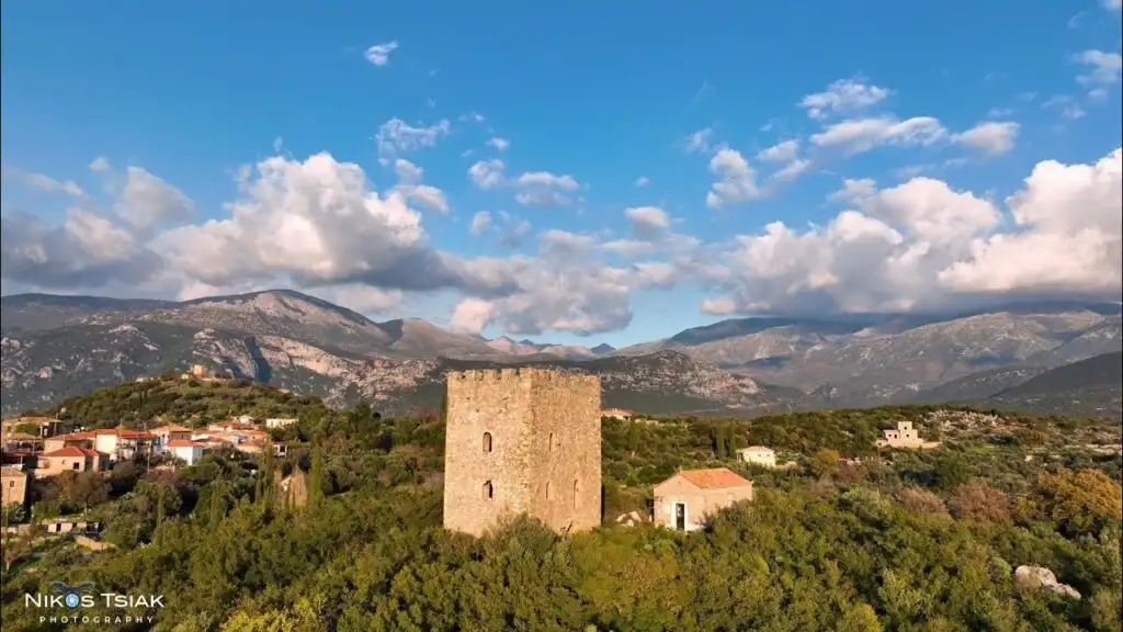 You are currently viewing Μία Μάλτα στην Μεσσηνία και ο τριώροφος Πύργος με τη ξύλινη γέφυρα