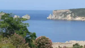 Read more about the article Το άγνωστο παραδεισένιο νησί της Μεσσηνίας που έχει βαφτεί με αίμα (βίντεο)