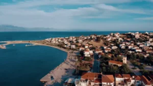 Read more about the article Πεταλίδι: Μεσογειακή γοητεία με κάδρο τον Μεσσηνιακό κόλπο (video)