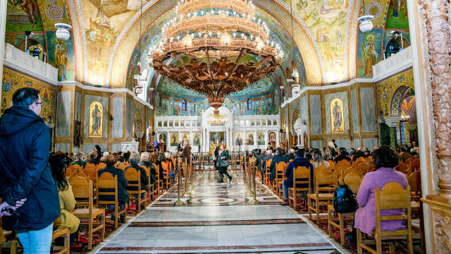 Read more about the article Απίστευτες σκηνές σε εκκλησία: Τα έκανε ”γυαλιά καρφιά” γιατί του ξύπνησαν το μωρό