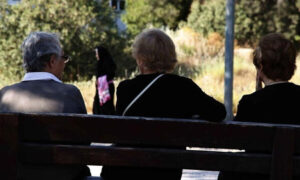 Read more about the article Κόβονται στο μισό οι συντάξεις χηρείας