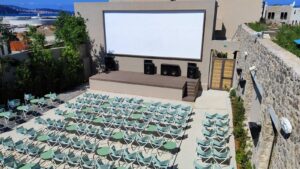 Read more about the article Πρεμιέρα σήμερα για το Danaos Open Air Cinema στην Agora του Costa Navarino