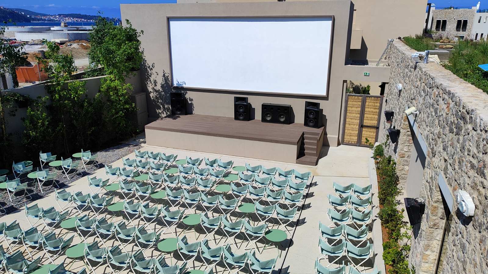 Read more about the article Πρεμιέρα σήμερα για το Danaos Open Air Cinema στην Agora του Costa Navarino