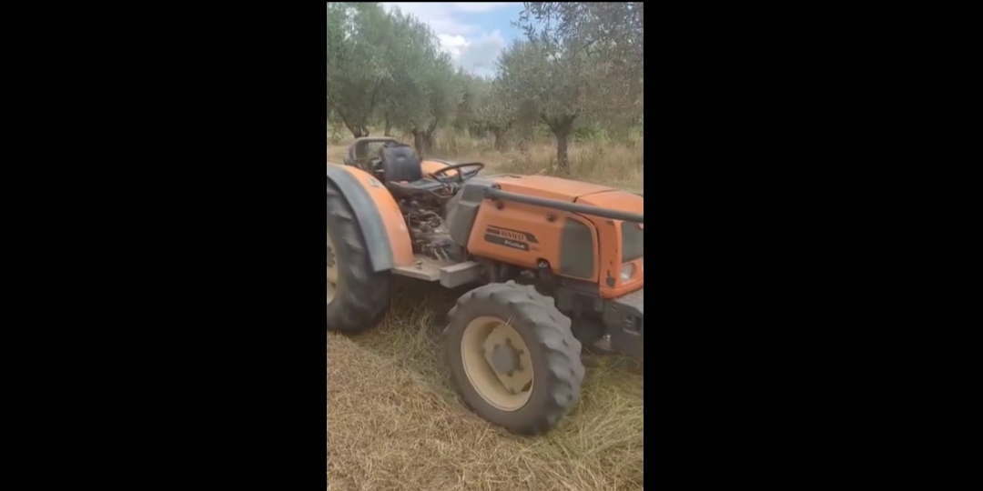 You are currently viewing Γαργαλιάνοι: Ο Αγρότης που έμαθε το τρακτέρ να κάνει εργασίες μόνο του (video)