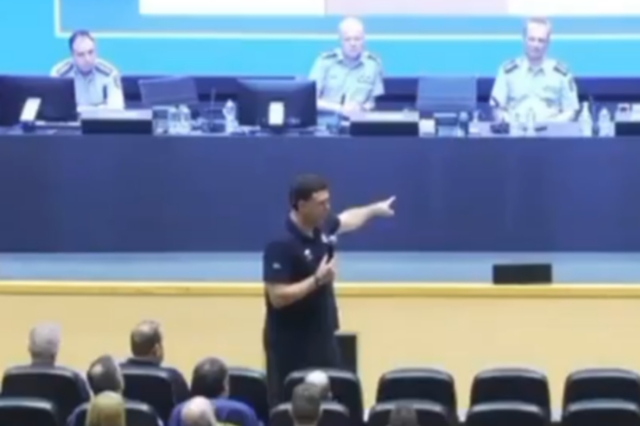 Read more about the article Το απίστευτα υποτιμητικό ύφος Κικίλια απέναντι σε πυροσβέστες (βίντεο)