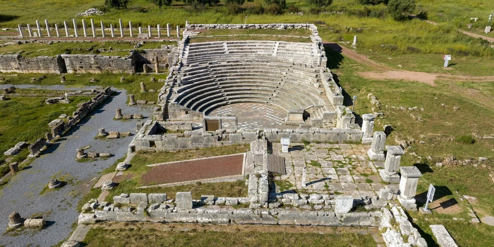 You are currently viewing O Λεωνίδας Καβάκος στην αρχαία Μεσσήνη – Συναυλία στη μνήμη του αρχαιολόγου Πέτρου Θέμελη