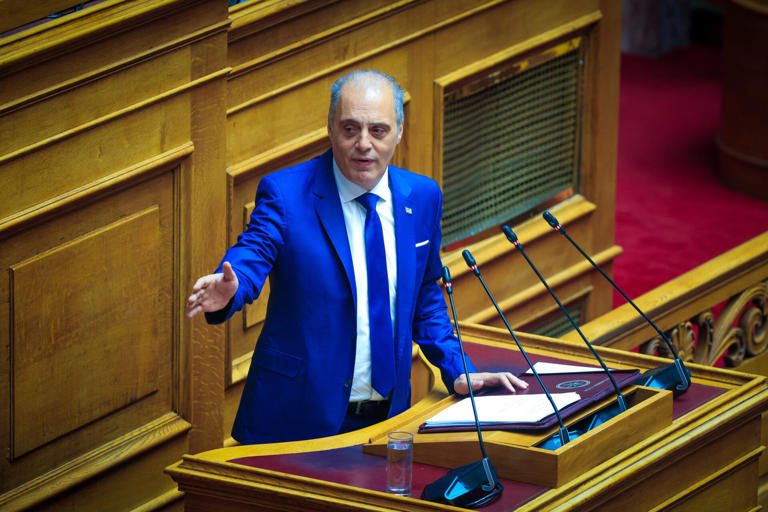 Read more about the article Βελόπουλος: Έντονη αντίδραση για εξαήμερη εργασία