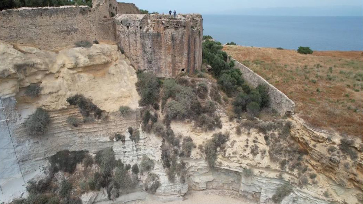 You are currently viewing Θωρακίζεται το Κάστρο της Κορώνης – Αυτοψία Μενδώνη στα έργα