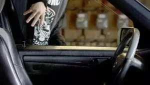 Read more about the article Καλαμάτα: Έκλεψε τσάντα από αυτοκίνητο και άρχισε τα ψώνια … σαν κύριος