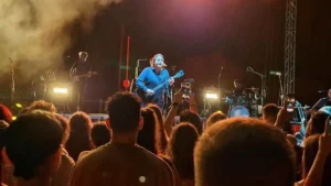 Read more about the article Κότσιρας: Τραγουδούσε στην Επίδαυρο και το σπίτι του στο λεκανοπέδιο καιγόταν