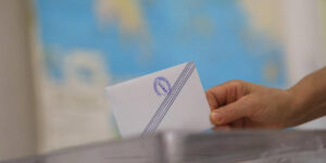 Read more about the article Δημοσκόπηση MRB: Κασσελάκη θέλουν οι ψηφοφόροι του ΣΥΡΙΖΑ, μάχη Ανδρουλάκη-Δούκα στο ΠΑΣΟΚ