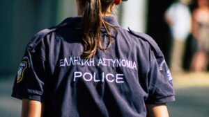 Read more about the article Γλυφάδα: 14χρονη κατήγγειλε επίθεση από 20 άτομα – Συνελήφθησαν δύο ανήλικες και οι γονείς τους