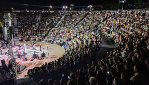 Read more about the article Συγκλονιστική συναυλία με τον Σταύρο Ξαρχάκο στο Ανοιχτό Θέατρο Καλαμάτας