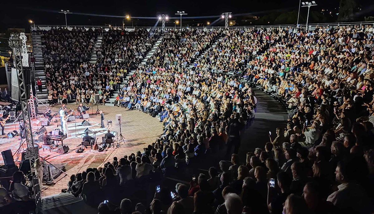 Read more about the article Συγκλονιστική συναυλία με τον Σταύρο Ξαρχάκο στο Ανοιχτό Θέατρο Καλαμάτας