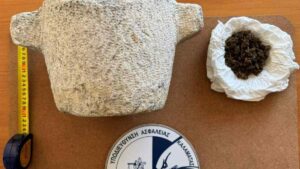 Read more about the article Συνελήφθη 54χρονος για κατοχή αρχαίου σκεύους και ναρκωτικά στην Καλαμάτα