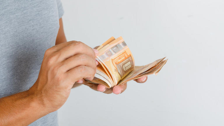 Read more about the article Ποιοι δικαιούνται έκτακτο επίδομα Χριστουγέννων