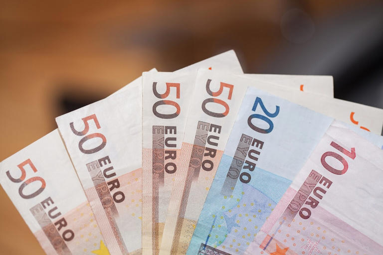 Read more about the article Δώρο Χριστουγέννων ΟΑΕΔ 2024: Δικαιούχοι και πότε μπαίνει