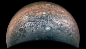 Read more about the article Πολύχρωμες ζώνες, χαοτικές καταιγίδες: Η άγνωστη πλευρά του Δία