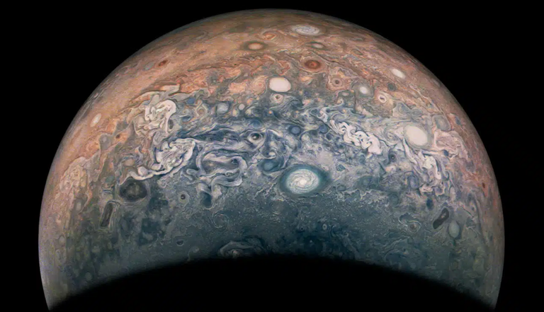 Read more about the article Πολύχρωμες ζώνες, χαοτικές καταιγίδες: Η άγνωστη πλευρά του Δία