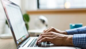 Read more about the article Eλεύθεροι επαγγελματίες: Επιδότηση έως 90% για tablet, laptop