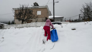 Read more about the article Έρχεται παγετός και «τσουχτερό» κρύο – Πότε εξασθενούν οι βροχές και τα χιόνια