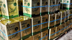 Read more about the article Ελαιόλαδο: Η κυβέρνηση βάζει τέλος στην πώληση τενεκέ χύμα