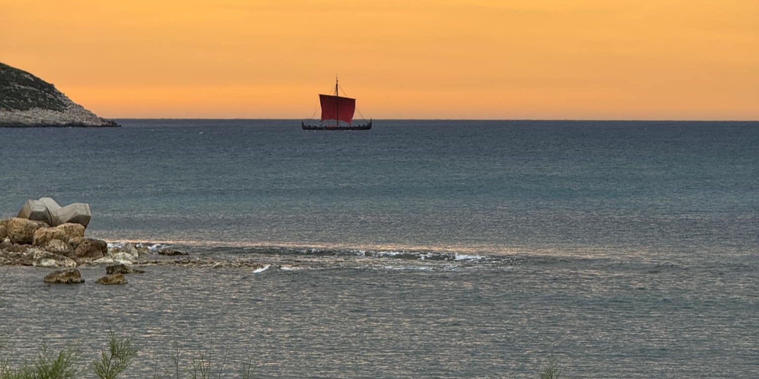 You are currently viewing Τα πλοία της “Οδύσσειας” του Νόλαν αφήνουν τη Μεσσηνία και φεύγουν για.. Σικελία (video)