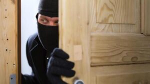 Read more about the article Καλαμάτα: Επίδοξος διαρρήκτης μπήκε να κλέψει  και δεν βρήκε τίποτα – τον ”τσάκωσαν” από τις κάμερες